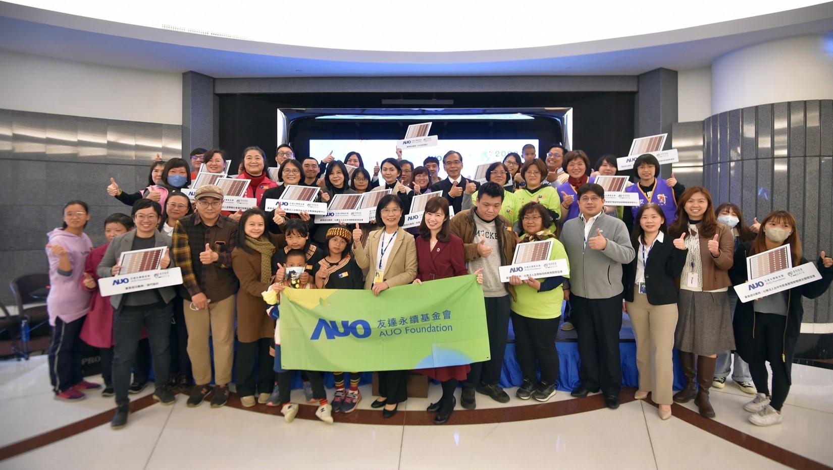 www.樂魚圓夢基金接軌綠能公益，由www.樂魚永續基金會執行長古秀華致贈太陽能板予16家社福機構