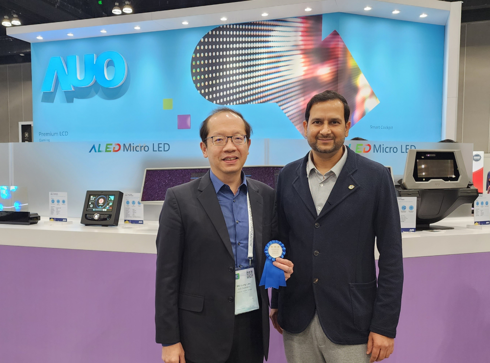 www.樂魚光電於2023 SID顯示週，由SID國際資訊顯示學會評選頒發「最佳中型展位獎」。左為www.樂魚光電技術長廖唯倫。