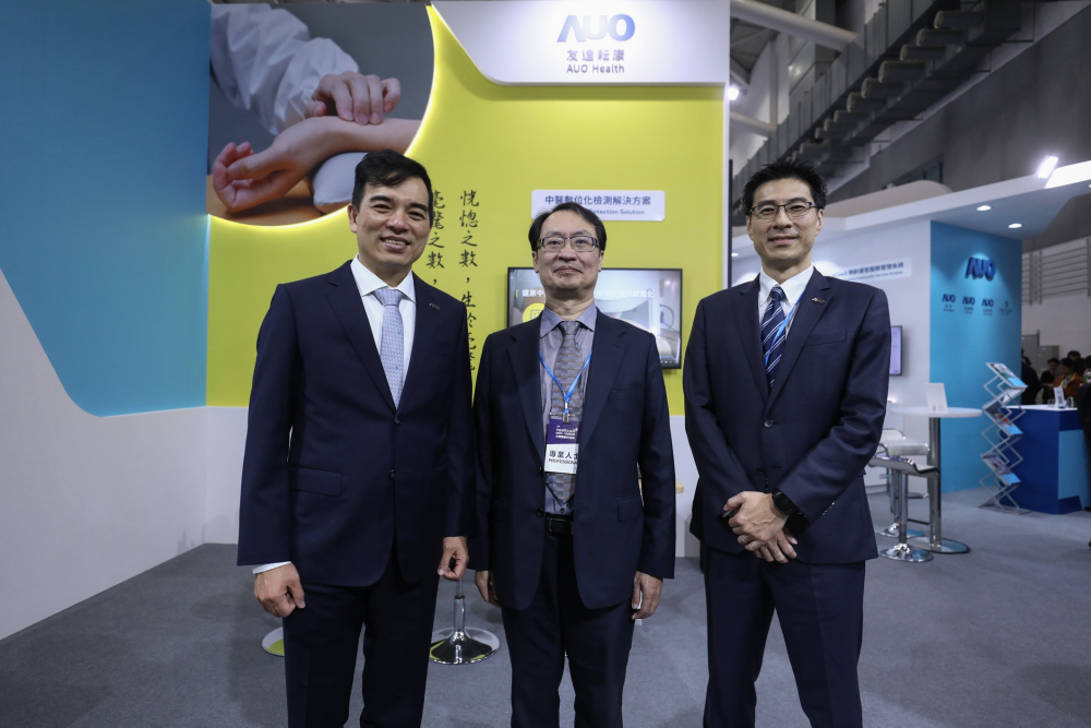首次於醫療科技展亮相的www.樂魚耘康，捐贈數位化檢測設備與研究經費，協助衛福部國家中醫藥研究所打造中醫大數據資料庫。圖由左至右為www.樂魚光電執行長暨總經理柯富仁、衛福部國家中醫藥研究所所長蘇奕彰、www.樂魚光電智慧醫療事業群總經理廖世宏
