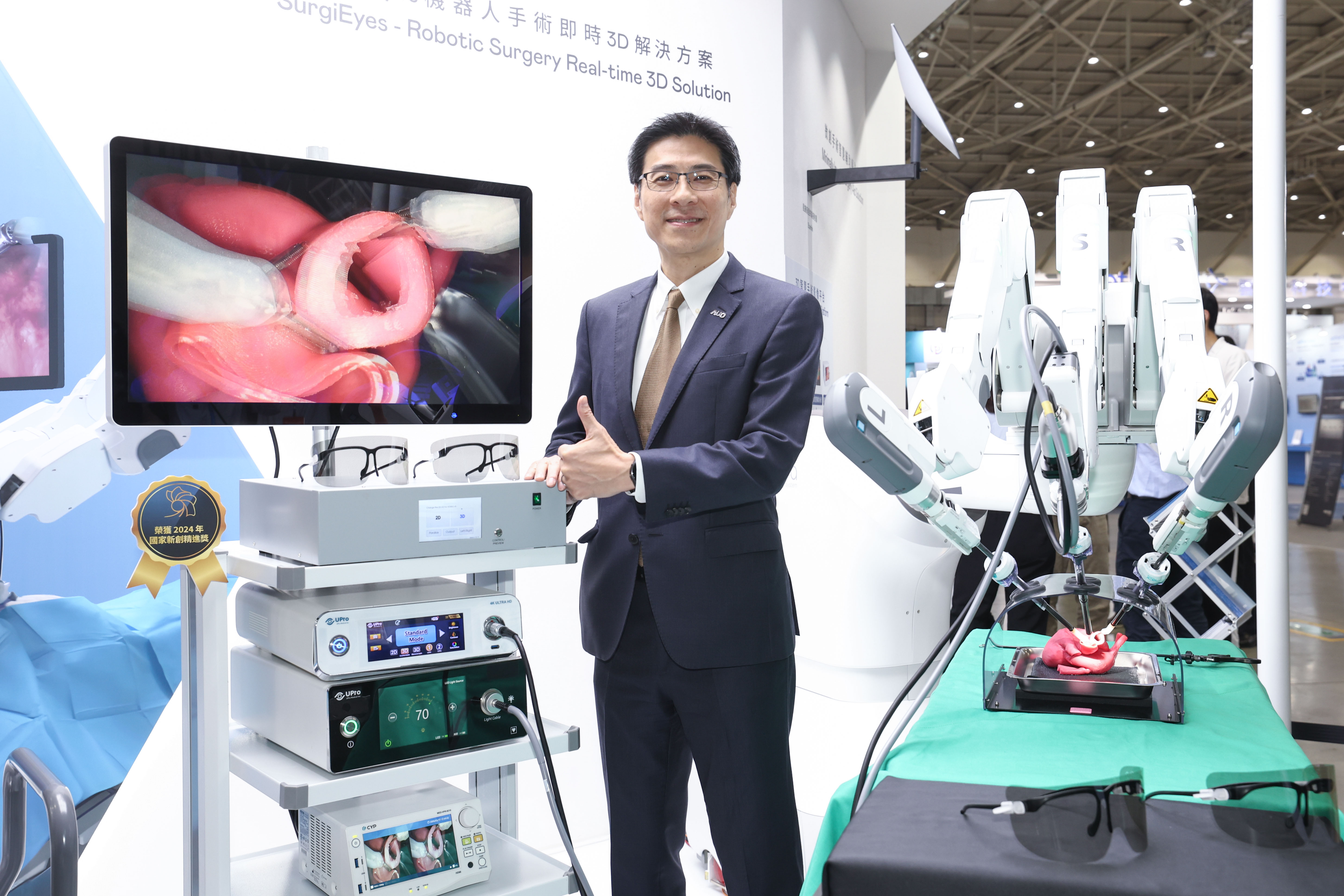 AUO&rsquo;s Smart Healthcare Business Group leads its subsidiaries, WWW.乐鱼 Display Plus (ADP), WWW.乐鱼 Health, and &ldquo;DentLabX&rdquo;, to participate in the 2024 Healthcare+ Expo Taiwan. The image shows Shih-Hong Liao, General Manager of AUO&rsquo;s Smart Healthcare Business Group