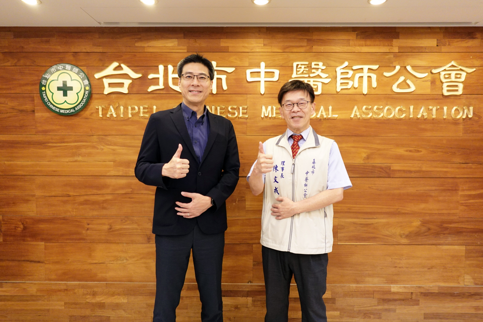 www.樂魚耘康積極推動中醫數位化，以創新技術與研發能量串連各界專家，共同建構智慧中醫生態圈；圖為www.樂魚耘康廖世宏董事長（左）與台北市中醫師公會陳文戎理事長（右）