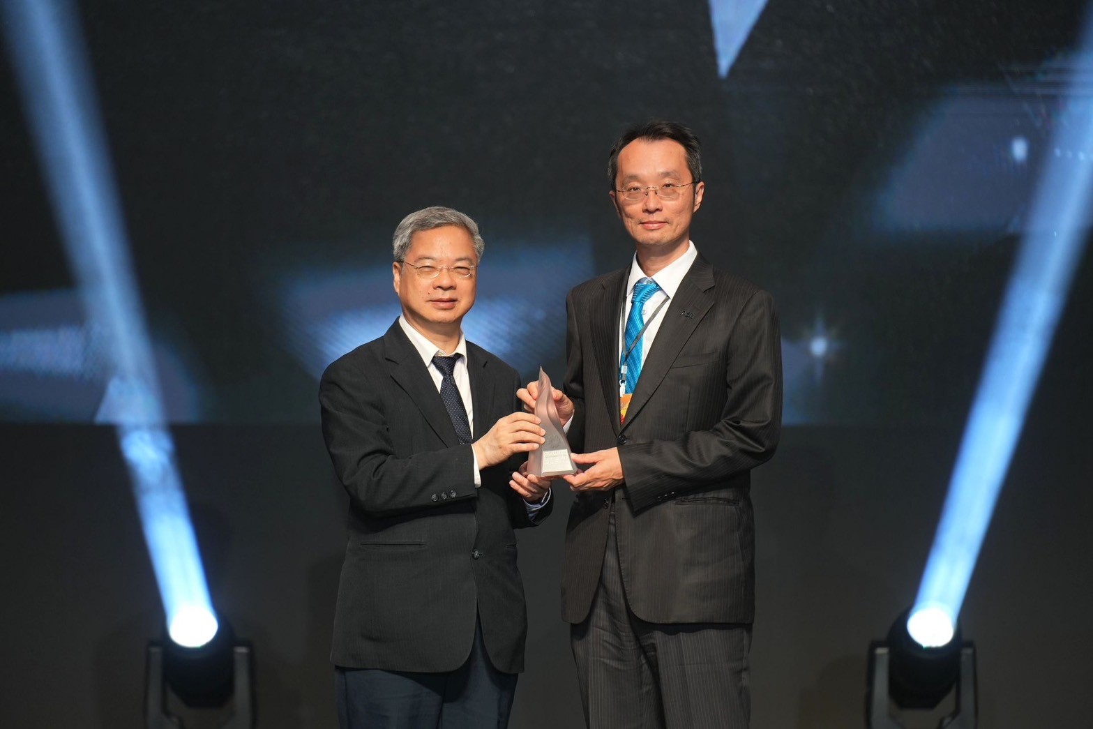 「www.樂魚「177吋高透明度Micro LED顯示器」獲得台灣精品銀質獎，由www.樂魚光電顯示產品研發總部副總經理吳仰恩（右）代表領獎