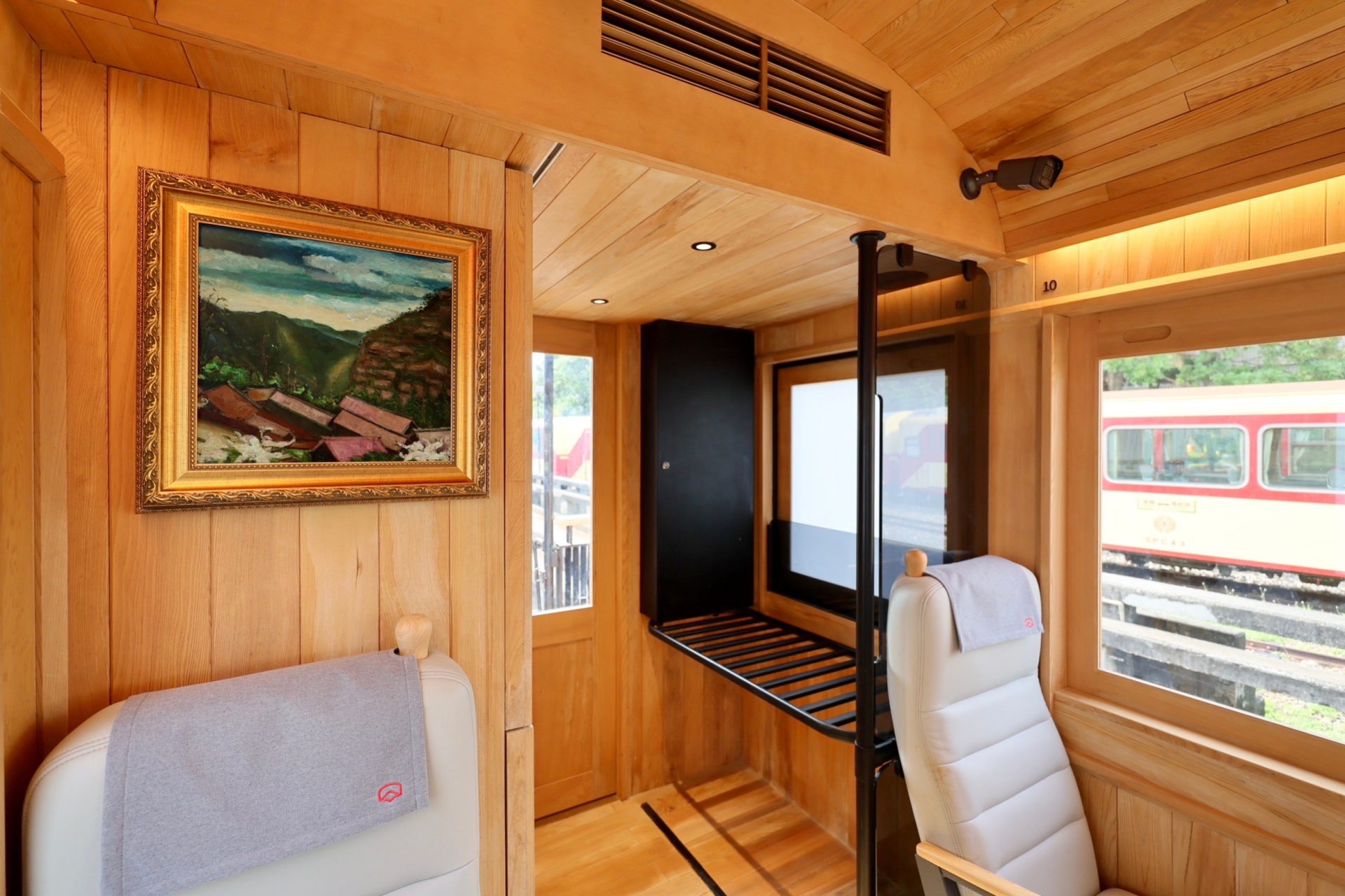 福森號每節車廂均配置「www.樂魚光電FindARTs擬真藝屏」